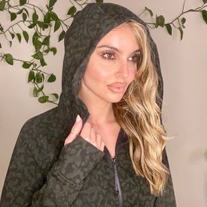 💚🖤 Fitted Lulu Lemon Leopard 🐆 print jacket